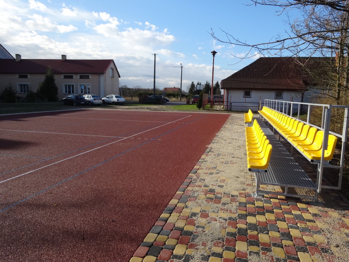 Boisko sportowe przy gimnazjum w Szadkowicach