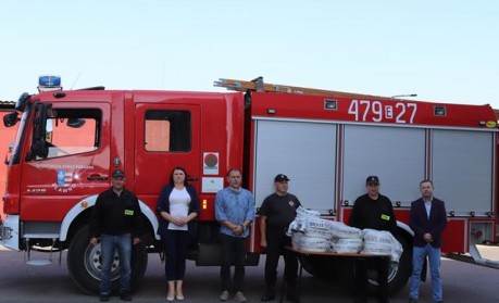 Delegacja na tle samochodu strażackiego